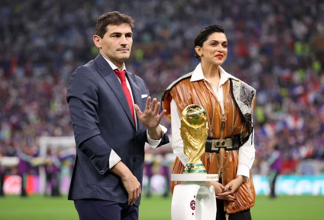 Ada sosok wanita yang mencuri perhatian di Piala Dunia 2022. Dia adalah Deepika Padukone yang membawa trofi Piala Dunia 2022.Foto: Getty Images