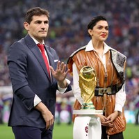 Ada sosok wanita yang mencuri perhatian di Piala Dunia 2022. Dia adalah Deepika Padukone yang membawa trofi Piala Dunia 2022.Foto: Getty Images