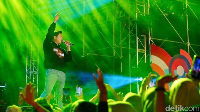 Denny Caknan saat pecahkan suasana di Hari Jadi Banyuwangi