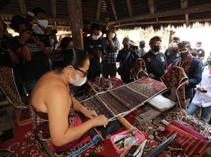 Berkat Suvenir dan Tenun Gringsing, Warga Desa Tenganan Cuan, Cuan, Cuan