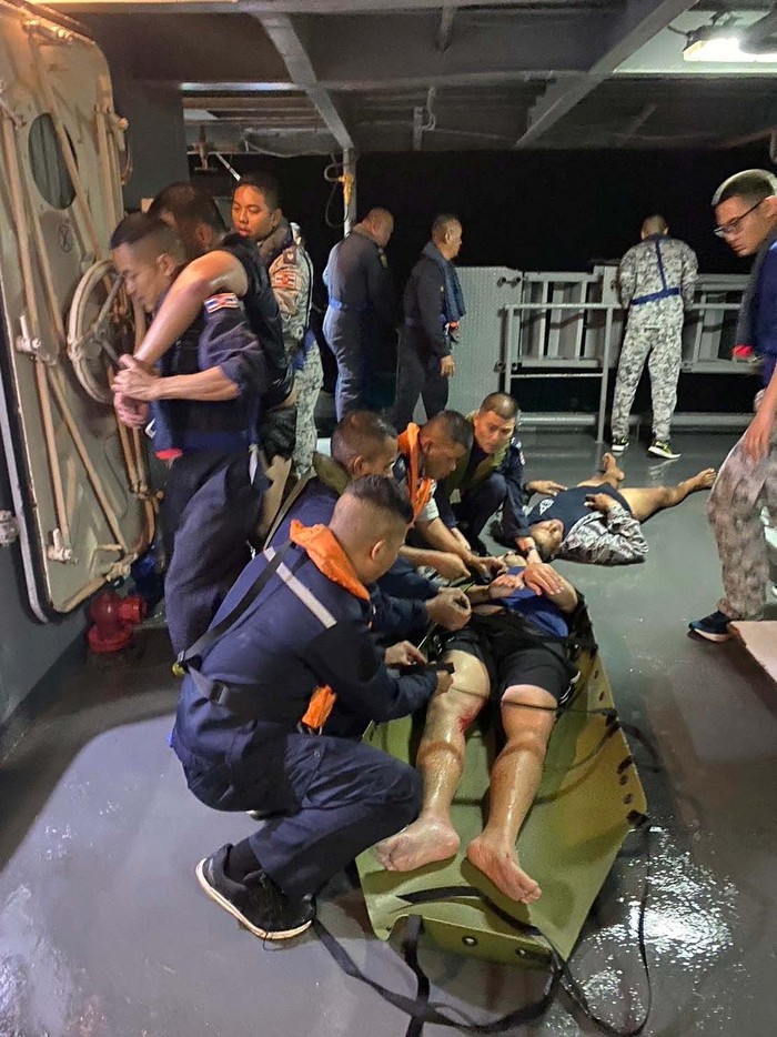 Dihantam Badai, Kapal AL Thailand HTMS Sukhothai Tenggelam Crew members from the capsized HTMS Sukhothai warship receive medical treatment in the Gulf of Thailand, December 18, 2022. Royal Thai Navy/Handout via REUTERS THIS IMAGE HAS BEEN SUPPLIED BY A THIRD PARTY. MANDATORY CREDIT. NO RESALES. NO ARCHIVES