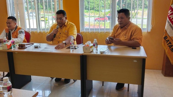 DPC Hanura Batam saat rapat koordinasi dengan kader untuk persiapan pemenangan Pileg 2024.(Foto: Istimewa)