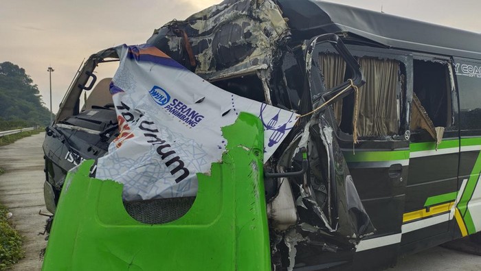 Dua penumpang tewas, 4 lainnya luka berat dalam kecelakaan minibus di Tol Rangkasbitung, Lebak, Banten, Minggu (18/12/2022).