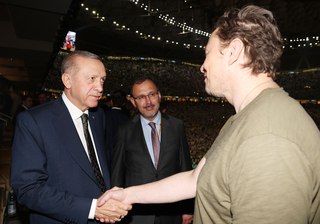 Elon Musk dan Presiden Turki Recep Tayyip Erdogan LUSAIL CITY, QATAR - DECEMBER 18: Turkish President Recep Tayyip Erdogan (L) chats with Elon Musk (R), Founder of Tesla and SpaceX at Lusail Stadium during the FIFA World Cup Qatar 2022 Final match between Argentina and France on December 18, 2022 in Lusail City, Qatar. (Photo by Mustafa Kamacı/Anadolu Agency via Getty Images)