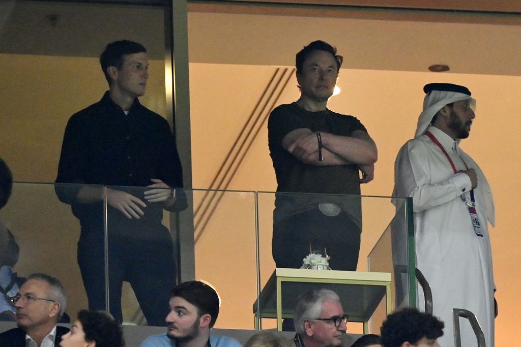 Elon Musk di Piala Dunia 2022 LUSAIL CITY, QATAR - DECEMBER 18: Jared Kushner and Elon Musk look on during the FIFA World Cup Qatar 2022 Final match between Argentina and France at Lusail Stadium on December 18, 2022 in Lusail City, Qatar. (Photo by Dan Mullan/Getty Images)