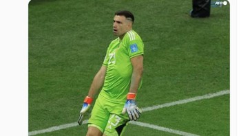 Tarian Emi Martinez bakal selalu diingat netizen. Foto: Twitter