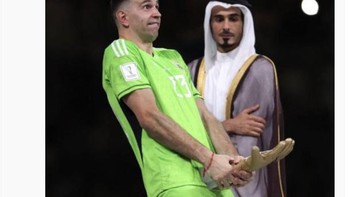 Perjuangan Emi Martinez terbayar dengan meraih Golden Glove, Foto: Twitter