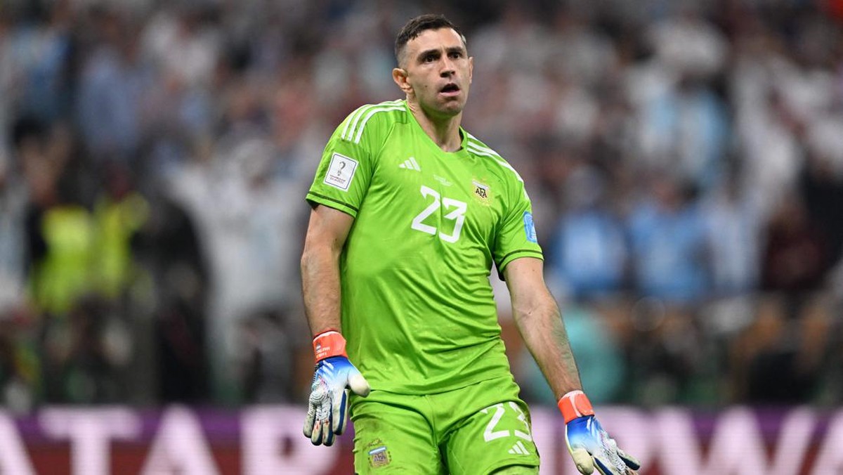 Emiliano Martinez berjoget setelah membuat Aurelien Tchouameni gagal menceploskan bola dari titik penalti. (Foto: AFP via Getty Images/KIRILL KUDRYAVTSEV)