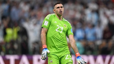 Emi Martinez Bergoyang, Prancis pun Terjengkang