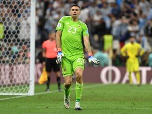 FIFA, Emi Martinez, dan Kiper yang harus Lebih Berakhlak