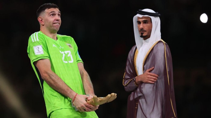 LUSAIL CITY, QATAR - DECEMBER 18: Emiliano Martinez of Argentina gestures with his Golden glove award during the FIFA World Cup Qatar 2022 Final match between Argentina and France at Lusail Stadium on December 18, 2022 in Lusail City, Qatar. (Photo by Marc Atkins/Getty Images)