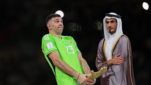 LUSAIL CITY, QATAR - DECEMBER 18: Goalkeeper Emiliano Martinez of Argentina poses for photos with his best goalkeeper trophy during the FIFA World Cup Qatar 2022 Final match between Argentina and France at Lusail Stadium on December 18, 2022 in Lusail City, Qatar. (Photo by Heuler Andrey/Eurasia Sport Images/Getty Images)