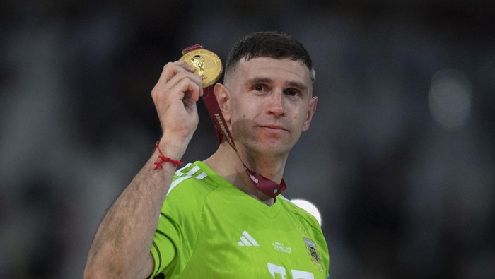 LUSAIL CITY, QATAR - DECEMBER 18: Argentina goalkeeper Emiliano Martinez celebrates with his FIFA World Cup Winners medal following the FIFA World Cup Qatar 2022 Final match between Argentina and France at Lusail Stadium on December 18, 2022 in Lusail City, Qatar. (Photo by Visionhaus/Getty Images)