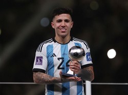 Enzo Fernandez terpilih menjadi pemain muda terbaik di Piala Dunia 2022. Gelandang 21 tahun ini selalu dipercaya tampil di setiap laga Argentina selama turnamen.  Foto: Getty Images/Julian Finney