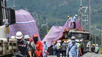 Kini proses evakuasi juga tengah dilakukan dan proyek itu dihentikan sementara guna penyelidikan oleh pihak kepolisian. Foto: ANTARA FOTO/RAISAN AL FARISI