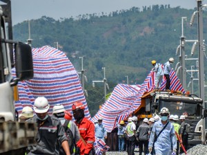 Bangkai Kereta Teknis KCJB yang Anjlok Dievakuasi