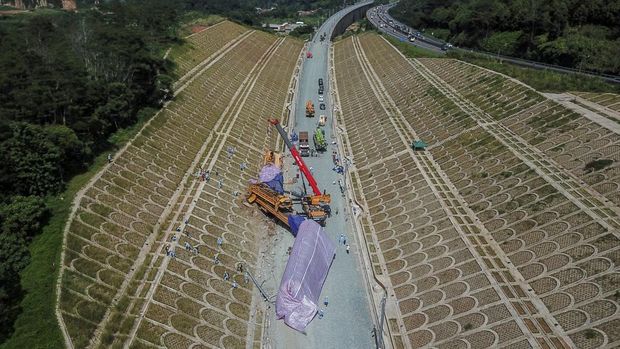 Pekerja mengoperasikan alat berat saat proses evakuasi bangkai kereta teknis yang mengalami kecelakaan di Campaka Mekar, Kabupaten Bandung Barat, Jawa Barat, Senin (19/12/2022). Kadiv Humas Polri Irjen Pol Dedi Prasetyo menyatakan, kecelakaan kereta teknis pada proyek Kereta Cepat Jakarta Bandung yang terjadi pada Minggu (18/12/2022) sore tersebut mengakibatkan dua orang pekerja yang berkewarganegaan China meninggal dunia dan lima orang luka-luka. ANTARA FOTO/Raisan Al Farisi/aww.