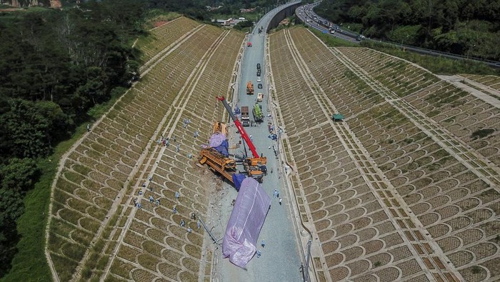 Evakuasi Bangkai Kereta Teknis KCJB yang Tewaskan 2 Warga Negara China Pekerja mengoperasikan alat berat saat proses evakuasi bangkai kereta teknis yang mengalami kecelakaan di Campaka Mekar, Kabupaten Bandung Barat, Jawa Barat, Senin (19/12/2022). Kadiv Humas Polri Irjen Pol Dedi Prasetyo menyatakan, kecelakaan kereta teknis pada proyek Kereta Cepat Jakarta Bandung yang terjadi pada Minggu (18/12/2022) sore tersebut mengakibatkan dua orang pekerja yang berkewarganegaan China meninggal dunia dan lima orang luka-luka. ANTARA FOTO/Raisan Al Farisi/aww.