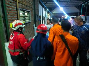 Istri yang Bakar Diri Bersama Suaminya di Surabaya Meninggal