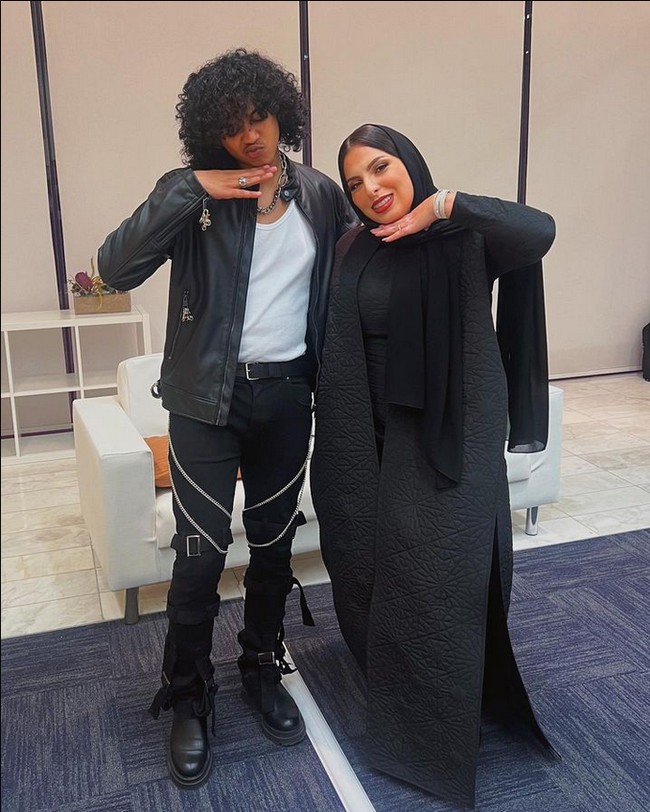 Pada penutupan Piala Dunia 2022 yang dimenangkan Argentina ini, Aisha tampil bernyanyi bersama musisi Amerika Trinidad Cardona. Foto: Dok. Instagram @aishaofcl.