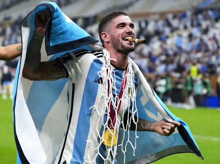 Gaya Rodrigo De Paul Isap Cerutu Usai Juara Piala Dunia
