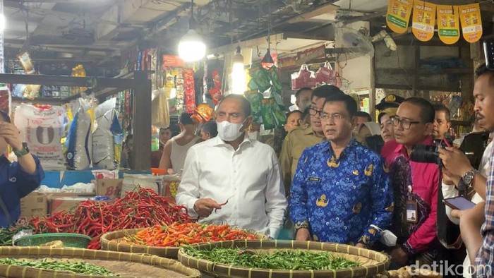 Gubsu Edy saat meninjau kios cabai di Pasar Petisah Medan (Kartika Sari/detikSumut)