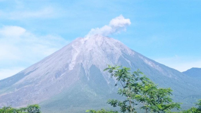 gunung semeru erupsi