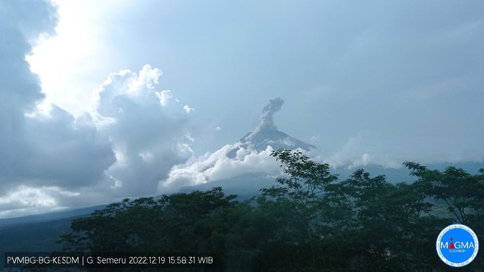 Gunung Semeru erupsi Senin 19 Desember 2022, pukul 15:58 WIB setinggi 1.500 meter