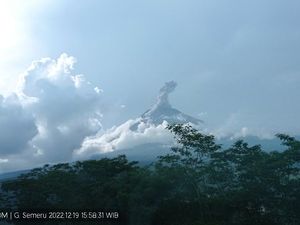 Semeru Terdeteksi Erupsi 3 Kali Dalam Sehari, Ini Rinciannya