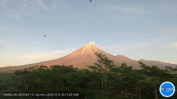 gunung semeru erupsi