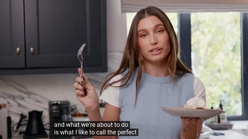Hailey Bieber bikin konten memasak rutin di YouTube