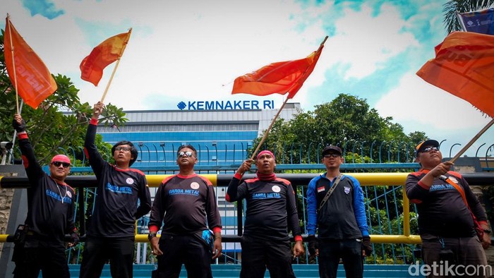 Partai Buruh menggelar demo di depan kantor Kemnaker, Jakarta, Senin (19/12/2022). Demo digelar dalam rangka Hari Migran Internasional.