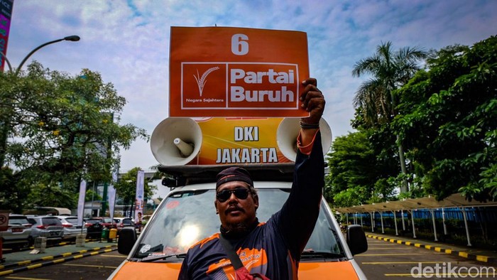Hari Migran Internasional, Partai Buruh Demo di Depan Kemnaker Partai Buruh menggelar demo di depan kantor Kemnaker, Jakarta, Senin (19/12/2022). Demo digelar dalam rangka Hari Migran Internasional.