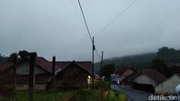 Pemukiman warga di Dusun Jotang, Desa Cimuncang, Kecamatan Malausma, Kabupaten Majalengka, jarang tersentuh cahaya matahari. Fenomena itu karena kampung tersebut terus diselimuti kabut tebal. (Foto: Erick Disy Darmawan/detikJabar)