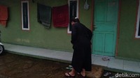 Aktivitas warga pun jadi terganggu akibat fenomena tahunan itu. Warga di kampung tersebut kerap kesulitan saat menjemur pakaian. (Foto: Erick Disy Darmawan/detikJabar)