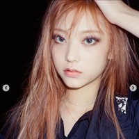 Haerin NewJeans punya bentuk mata menyerupai kucing yang memikat. Kemampuan dance-nya juga jadi perbincangan saat tampil di acara penghargaan musik akhir tahun. Foto: Instagram