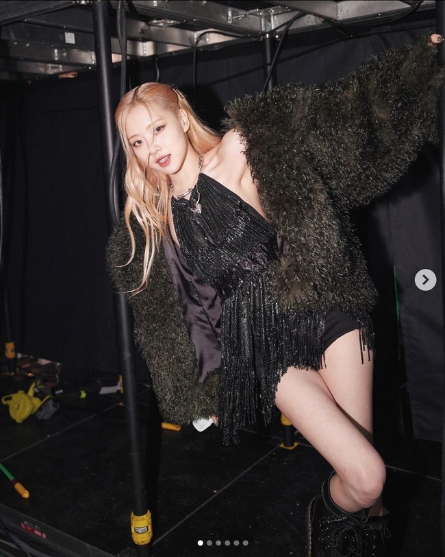 Bak dua kepribadian, Rose BLACKPINK membuat warganet Korea Selatan berdebat memilih penampilannya dalam keseharian yang disebut bak Pinterest girl atau tampil bak rockstar sebagai global ambassador Saint Laurent. Foto: Instagram