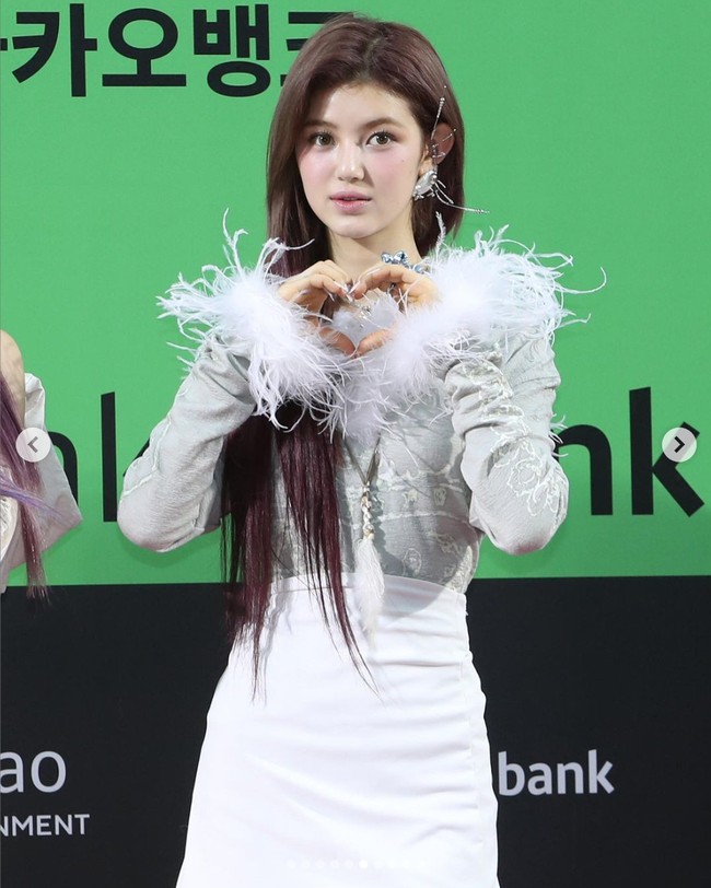 Personel NewJeans satu ini belakangan kerap menjadi mencuri atensi dengan penampilannya hingga disebut boneka hidup. Danielle diketahui punya darah campuran Australia dari ayahnya. Foto: Instagram