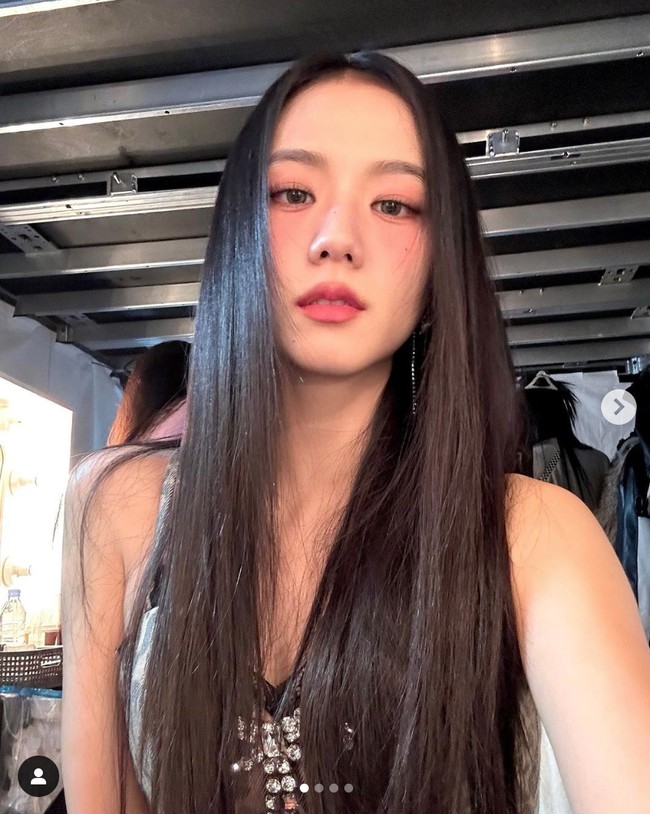 Visual grup BLACKPINK memukau warganet Korea dengan kecantikannya. Jisoo jadi perbincangan terlebih sering mengunggah foto di belakang panggung tur dunia BORN PINK lewat Instagram. Foto: Instagram