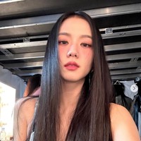 Visual grup BLACKPINK memukau warganet Korea dengan kecantikannya. Jisoo jadi perbincangan terlebih sering mengunggah foto di belakang panggung tur dunia BORN PINK lewat Instagram. Foto: Instagram