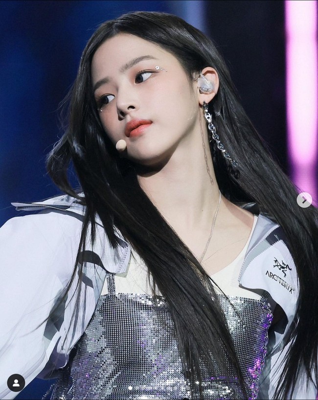 Minji NewJeans jadi sorotan karena penampilannya di sejumlah acara penghargaan akhir tahun. Pesonanya mencuri perhatian dan dinilai mirip V BTS. Foto: Instagram