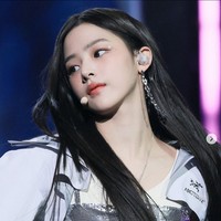 Minji NewJeans jadi sorotan karena penampilannya di sejumlah acara penghargaan akhir tahun. Pesonanya mencuri perhatian dan dinilai mirip V BTS. Foto: Instagram