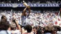 Argentina menjadi juara Piala Dunia 1986. Selain piala, Argentina juga membawa hadiah uang sebesar US$ 2,8 juta (Rp 43,68 miliar). Bongarts/Getty Images