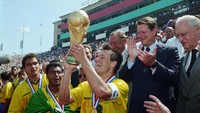 Brasil menjadi juara Piala Dunia 1994. Selain piala, Brasil juga membawa uang hadiah sebesar US$ 4 juta (Rp 62,4 miliar). Getty Images Sport
