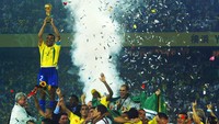 Brasil menjadi juara Piala Dunia 2002. Selain piala, Brasil juga mendapat uang hadiah sebesar US$ 8 juta (Rp 124,8 miliar). Antonio Scorza/AFP via Getty Images