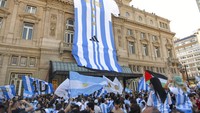 Argentina bergemuruh gembira setelah tim nasional mereka menyabet gelar juara Piala Dunia pada Minggu (18/12), di tengah krisis yang melanda Negeri Tango. (AP Photo/Gustavo Garello)  