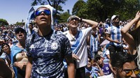 Walau masih didera krisis ekonomi, mereka berhamburan ke jalan-jalan di Buenos Aires, menyalakan kembang api, hingga membunyikan klakson sembari mengibarkan bendera Argentina. (AP Photo/Rodrigo Abd)