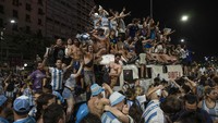 Walau tercekik kemiskinan, warga Argentina selalu mencari cara untuk mendapatkan angin segar, salah satunya dengan menonton sepak bola, olahraga yang memang sangat dicintai di Negeri Tango. (AP Photo/Rodrigo Abd)