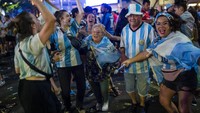 Begitu cinta, sejumlah warga Argentina bahkan rela menguras tabungannya demi menonton Piala Dunia langsung di Qatar, salah satunya seorang perempuan 24 tahun bernama Belen Godoy yang sudah di Doha sejak sebulan lalu. Ia menonton semua pertandingan Argentina dengan membeli tiket di calo. (AP Photo/Rodrigo Abd)