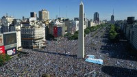 Ratusan ribu warga berkumpul merayakan kemenangan Piala Dunia tim mereka atas Prancis di Buenos Aires, Argentina, Minggu (18/12/2022). (AP Photo/Gustavo Garello)